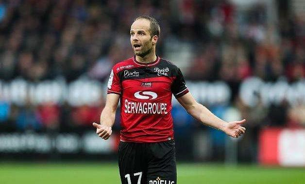 关于亚眠队拼尽全力对抗甘冈队，求取胜利的信息