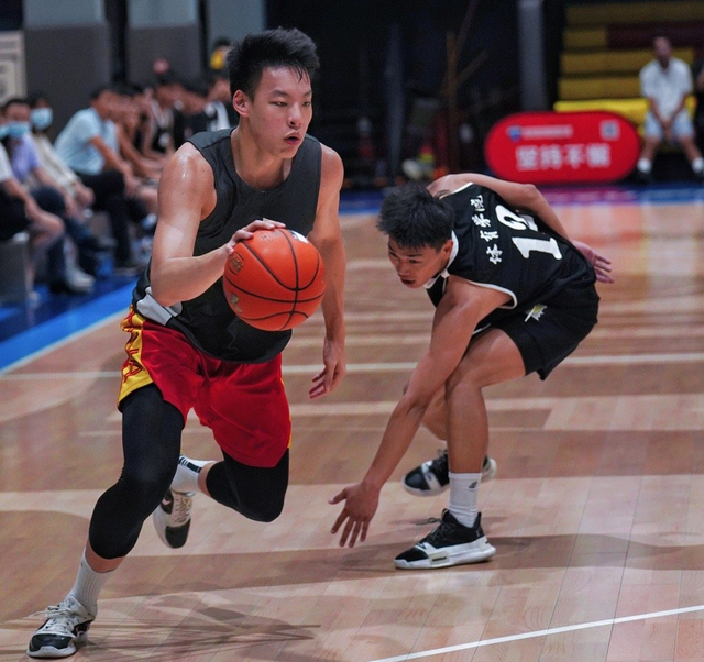 包含东南亚篮球赛决赛激烈，新星球员崭露头角的词条